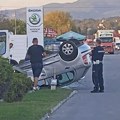 Obišao kamion, pa se zakucao u automobil! Jeziva nesreća kod Čačka, povređene dve osobe (foto, video)