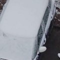 Stanovnike Karaburme probudio sneg, ali i jedna poruka: Na svim automobilima u naselju osvanuo isti natpis (video)