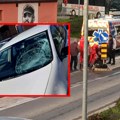 Auto udario pešaka na kružnom toku: Dramatične scene u Sremskoj Mitrovici - šoferka razbijena, čovek sedi na asfaltu…