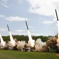 Kim Džong Un simulirao nuklearni napad! Pjongjang ispalio četiri rakete iz vozila u pokretu, lider sve nadgledao: "Precizni…