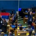 Ustao i ponosito razvio srpsku trobojku, pa pokazao tri prsta! Predsednik Vučić poslao nikad snažniju poruku u UN (video)