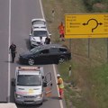 Žestok sudar u blizini auto-puta kod Čačka: Staklo i delovi vozila razbacani svuda po putu