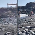 "Uzeo zakon u svoje ruke": Pomahnitali turista tukao muškarca na popularnoj plaži, ljudi sklanjali decu da ne gledaju užas…