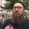 Protest Gružana koji traže da im se vrati smenjeni paroh