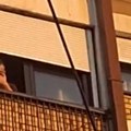 Iz stana bacao đubre i pivske flaše ljudima na glavu, intervenisala policija – VIDEO