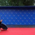 (Video) Rama na kolenima na kiši, Đorđa mu poletela u zagrljaj! Scena sa samita u Tirani o kojoj svi bruje: Usledio srdačan…