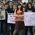 Srednjoškolci protestuju ispred Ministarstva prosvete zbog produžetka školske godine