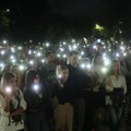 Građani se i večeras okupljaju ispred zgrade Filozofskog fakulteta u Novom Sadu