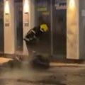 (Video) Drama u Čačku: Izgoreo motor parkiran ispred kafića, polomljena i nadzorna kamera