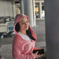 Paparaco! Aleksandra Mladenović u plišanoj trenerci bez trunke šminke: Folkerka neprepoznatljiva