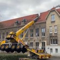 Još jedno rušenje u danu! Ozbiljan incident u Holandiji, dizalica probila krov poliklinike (video)
