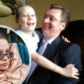 Teško bolesnu Milicu je pre 12 godina Vučić držao u naručju, a sada ona protestuje ispred Vlade: “Vreme je da predsednik…