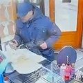 Uhapšene još dve osobe u Novom Pazaru Novi detalji filmske pljačke zlatare: Pomagali lopovu da iznese plen vredan 400.000 evra…