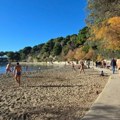 U blizini Beograda prizor kakav se pamti: Ljudi razgolićeni na plaži, uživaju i kupaju se kao da nije zima (foto)