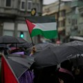 Svaka sličnost je slučajna: Policija oduzela demonstrantu mađarsku zastavu mislili da je palestinska