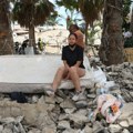 "Čula sam bebin plač, verujem da je moj sin živ": Vapaj žene čija je cela porodica zarobljena ispod ruševina