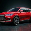 Neverovatne scene iz Kine: Elektromotor visi ispod automobila, ali on i dalje vozi! VIDEO