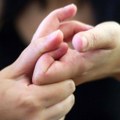 Zašto nam prsti "krckaju" i da li je to loše? Evo šta se dešava kada čujemo poznato pucketanje