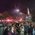Slavlje zbog pobede Studentske liste širom Srbije: Žurka na Slaviji, skinut baner „Srbija pobeđuje“ u Novom Sadu (VIDEO, FOTO)…