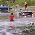 Voda je došla do prozora auta, dve Beograđanke se popele na krov, a onda se pojavio vitez o kojem priča cela Srbija