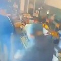 Novi horor snimak iz sremske mitrovice! Konobara čekićem i nožem napali maskirani napadači! (video)