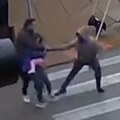 Muškarac s kapuljačom otima bebu majci iz ruku nasred ulice Kamera uhvatila užasan trenutak u SAD (video)