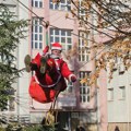 Deda Mrazovi se spustili s krova i kroz prozore poklonima obradovali bolesne mališane (FOTO+VIDEO)