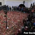 Hiljade studenata u Pragu odalo poštu žrtvama masovnog ubistva