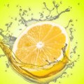 Popularni jutarnji napitak, voda sa limunom, može da ošteti zubnu gleđ