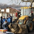 Počelo rušenje čuvenog splava "Gusar" na Novom Beogradu: Veliki broj policajaca na Savskom keju (foto, video)