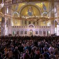 Patrijarh Porfirije u Hramu Svetog Save služi ponoćnu vaskršnju liturgiju: Okupio se veliki broj vernika (foto)
