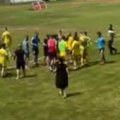 Skandal u Bosni! Deca napadnuta na fudbalskoj utakmici, na terenu nastao opšti haos! Jedan igrač izgubio svest, završio u…