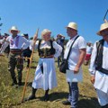 Kosači naoštrili kose i krenuli na čuvenu kosidbu na Rajcu, medju njima i jedna žena (FOTO)