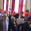 Haos na sednici Skupštine grada Kruševca: Predsednica Skupštine zadobila ogrebotinu (video)