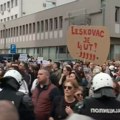 VIDEO Građani ispred pozorišta u Leskovcu u kom je Vučić: Skandiranje, pištaljke, privođenja