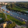 Ljudi bežali od pljuska, ali ne i on! Pančevac se smestio pored reke, a iznad glave - suncobran