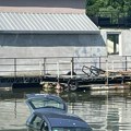 (Foto) umesto u rikverc, ubacio u prvu: Prve slike incidenta ispod mosta na Adi: Mladić bio sa devojkom, pa se zbunio, kolima…