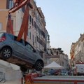 Osamdesetogodišnji muškarac pošao autom niz Španske stepenice u Rimu i zaglavio se