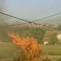 Deda viknuo unuku: - beži! Planuo traktor dok su vozili seno: Samo pukom srećom izbegli tragediju! (video)