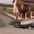 (Foto) teška nesreća kod Čačka: Poginula jedna osoba, druga povređena: Vozilo se od siline udara prevrnulo na krov!