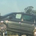 (Foto) bizarna nezgoda kod Požarevca: Zakucao se u bankinu, deo vozila visi u vazduhu: Ima povređenih