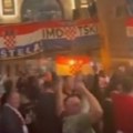 Ustaški pir u sred Podgorice: Navijači iz Hrvatske pred policijom veličaju crnokošuljaše (video)