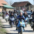 (Video) Nepregledna kolona bajkera stigla na sahranu Dragana Lazića Potresne scene u Brestaču, svi se opraštaju od brata Darka…