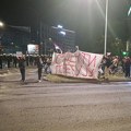 Više od osam sati koškanja, prepucavanja i povremene blokade saobraćaja kod Novosadskog sajma, jedan muškarac povređen