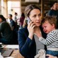 Дете у играоници, родитељи на састанку: Како данас изгледа родитељство у Крагујевцу између посла, телефона и гриже савести