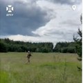 (Video) Puškom oboren moćni dron! Nesvakidašnji prizori sa fronta: Ukrajinski vojnik video da se letelica približava i…
