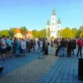 Jedno majka iz Bečeja prekinula štrajk glađu ispred opštine, druga nastavlja