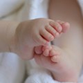 Високе температуре и бебе: Када је безбедно са њима изаћи напоље и како их обући