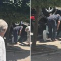 Аутомобил се преврнуо након судара у центру града: Драма у Младеновцу, појавио се језив снимак (видео)