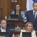 Dačić u Skupštini sa telefona pustio snimak kako se čuje „pravni zvučni top“, tvrdi da u Srbiji nije nikada upotrebljen…